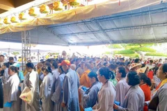 People lined up outside the Vietnam Quoc Tu Pagoda in District 10, Ho Chi Minh City on May 6 to venerate the heart relic of Bodhisattva Thich Quang Duc. (Photo: VNA)
