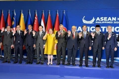 Vietnamese Minister of Foreign Affairs Le Hoai Trung (fifth, left) and Foreign Ministers from ASEAN member countries at the AMM Retreat. (Photo: VNA)