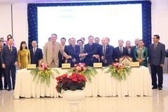 Leaders of Tay Ninh and the Cambodian provinces of Tbong Khmum, Svay Rieng and Prey Veng at the signing ceremony. (Photo: VNA)