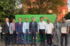 Vietnamese Ambassador Dang Minh Khoi (centre) commends the Moscow authority, as well as the Vietnamese community in the country, sponsors, and volunteers for their unity and contributions to the event’s success. (Photo: VNA)