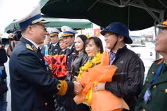 Rear Admiral Nguyen Dang Tien (first left), Political Commissar of Naval Region 3, presents flowers to the working delegation. (Photo: VNA)