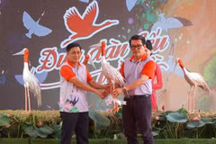 Dong Thap receives the first sarus cranes from Thailand for conservation. (Photo: VNA)