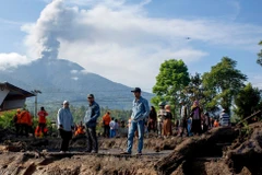 Mount Marapi erupted again on April 19 (Photo: Xinhua)