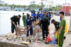 Youth Union members collect waste along the coastline in the Phu Quoc special zone. (Photo: VNA)