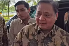 Indonesian Coordinating Minister for Economic Affairs Airlangga Hartarto speaks to reporter in Jakarta. (Photo: B-Universe)