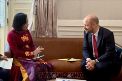 National Assembly Vice Chairwoman Nguyen Thi Thanh (L) holds talks with French Senate Vice President Loic Hervé. (Photo: VNA)
