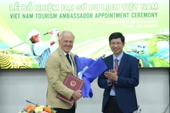Deputy Minister of Culture, Sports, and Tourism Ho An Phong (R) officially presents the decision appointing global golf legend Gregory John Norman as Vietnam’s Tourism Ambassador for the 2025–2030 term. (Photo: titc.vn)
