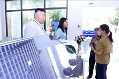 Staff of the public administrative service centre of Tay Ho ward, Hanoi, guide people in handling administrative procedures. (Photo: VNA)