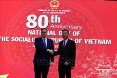 Vietnamese Ambassador to the Czech Republic Duong Hoai Nam (R) and Czech Minister of Foreign Affairs Jan Lipavský at the event (Photo: VNA)