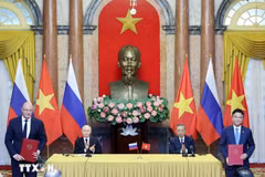 Then State President To Lam (second from right) and Russian President Vladimir Putin witness the exchange of signed documents between the two countries on June 20, 2024. (Photo: VNA)