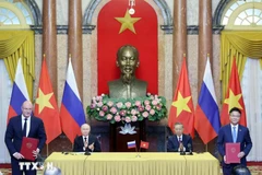 Then State President To Lam (second from right) and Russian President Vladimir Putin witness the exchange of signed documents between the two countries on June 20, 2024. (Photo: VNA)