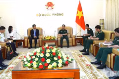 The meeting between General Phan Van Giang (R), Deputy Prime Minister and Minister of National Defence, and Japanese Ambassador to Vietnam Ito Naoki in Hanoi on July 8, 2026. (Photo: qdnd.vn)