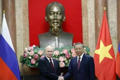 Party General Secretary To Lam (R) poses for a photo with Russian President Vladimir Putin (Photo: VNA)