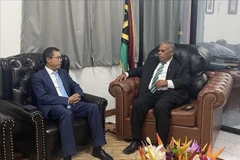 Vietnamese Ambassador to Australia and Vanuatu Pham Hung Tam (L) and President of Vanuatu Nikenike Vurobaravu. (Photo: VNA)