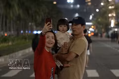 A Korean tourist family poses for a photo in the coastal city of Da Nang. (Photo: VNA)