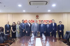 Minister of Industry and Trade Le Manh Hung, President and Chief Executive Officer of Murphy Oil Eric M. Hambly, and delegates at their meeting on June 8 in Hanoi. (Photo: moit.gov.vn)