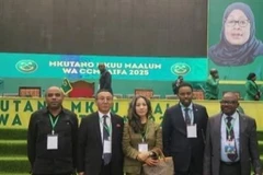Vietnamese Ambassador to Tanzania Vu Thanh Huyen (central) attends the national congress of the ruling Chama Cha Mapinduzi (CCM) in the African country. (Photo: VNA)