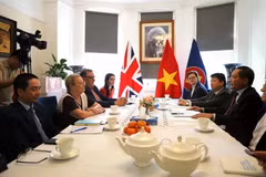 The meeting between Vietnamese Ambassador to the UK Do Minh Hung and representatives of communist parties and left-wing friends in the country. (Photo: VNA)