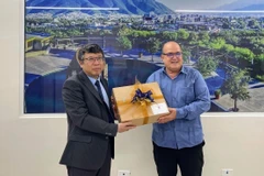 Dr. Ruben Zardoya, Rector of Emiliano Zapata University gives a present to Vietnamese Ambassador to Mexico Nguyen Van Hai (left). (Photo: VNA)