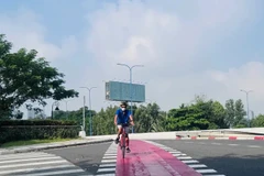 The dedicated bicycle lane along Mai Chi Tho street in An Khanh ward, Ho Chi Minh City (Photo: sggp.org.vn)