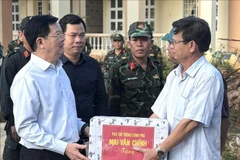 Deputy Prime Minister Mai Van Chinh presents gifts to a school damaged by the storm. (Photo: VNA)
