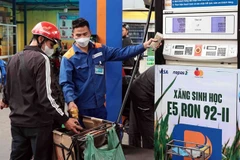 E10 bio petrol will be sold from June 1, 2026 while the production and use of E5 RON92 gasoline will continue to be maintained until December 31, 2030 (Photo: VNA)