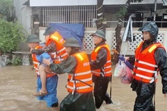 In many areas, people have to evacuate at night, with homes being swept away, livelihoods disrupted, and daily life completely upended. (Photo: https://xaydungchinhsach.chinhphu.vn)