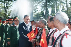 General Party Secretary To Lam meets village elders, village chiefs, and exemplary workers. (Photo: VNA)