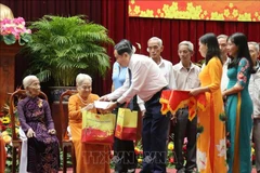 National Assembly Chairman Tran Thanh Man presents gifts to Vietnamese heroic mothers in Can Tho. (Photo: VNA) 