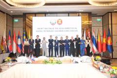 Delegates pose for a group photo at the 89th Meeting of the ASEAN Committee on Science, Technology and Innovation (COSTI-89) in Vientiane, Laos. (Photo: VNA)