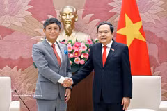 National Assembly (NA) Chairman Tran Thanh Man (right) and Indian Ambassador to Vietnam Tshering Wangchuk Sherpa at their meeting in Hanoi on June 23. (Photo: VNA)