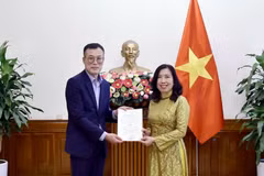 Deputy Minister of Foreign Affairs Le Thi Thu Hang (right) presents the licence to Chief representative of Financial News in Vietnam Kim Kwan Woong. (Photo: MoFA)