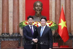 State President Luong Cuong (R) and Director of the Liberal Democratic Party Youth Division of Japan Nakasone Yasutaka at the meeting in Hanoi on August 22 (Photo: VNA)