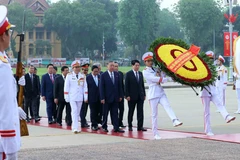 Party and State leaders, and NA deputies pay tribute to President Ho Chi Minh. (Photo: VNA)