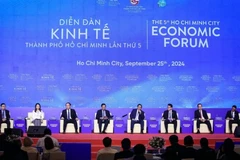 PM Pham Minh Chinh (fourth, right) attends the 5th HCM City Economic Forum (Photo: thanhnien.vn)
