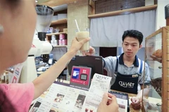A shop issues e-invoices generated directly from its point-of-sale system. (Photo: VNA)