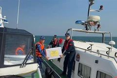 The coast guard forces of Vietnam and China exchange gifts after concluding the joint patrol. (Photo: VNA)