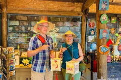 Foreign tourists experience making lanterns at the Van Mieu – Quoc Tu Giam complex in Hanoi. (Photo: qdnd.vn)