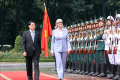 State President Luong Cuong (L) and Governor-General of Australia Sam Mostyn review the Guard of Honour of the Vietnam People’s Army at the welcome ceremony in Hanoi on September 10, 2025. (Photo: VNA)