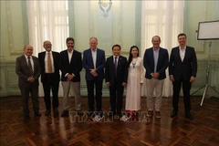 Vietnamese Ambassador to Argentina Bui Van Nghi (th fourth from the fright) in the meeting with Governor of Brazil's Espirito Santo state Renato Casagrande. (Photo: VNA)