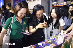 Sellers learn about products at the event (Photo: VNA)