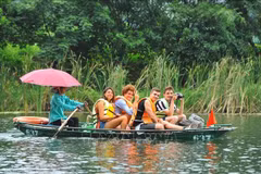 Tourists visit the Trang An Scenic Landscape Complex. (Photo: VNA)
