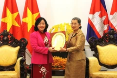 Bui Thi Minh Hoai (L), Politburo member, Secretary of the Communist Party of Vietnam (CPV) Central Committee and President of the Vietnam Fatherland Front (VFF) Central Committee, presents a souvenir to Men Sam An, Vice President of the Cambodian People's Party (CPP) and President of the National Council of the Solidarity Front for the Development of Cambodia Motherland (SFDCM), in Phnom Penh on February 6. (Photo: VNA)