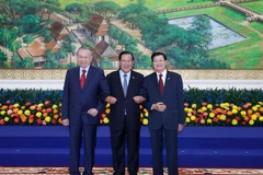 General Secretary of the Communist Party of Vietnam To Lam (first, left), President of the Cambodian People’s Party Hun Sen (middle) and General Secretary of the Lao People’s Revolutionary Party Thongloun Sisoulith meet in Phnom Penh on February 6. (Photo: VNA)