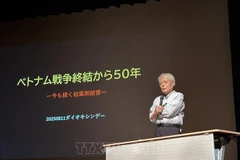 Nakamura Goro, a renowned Japanese journalist, gives a presentation on the consequences of Agent Orange/dioxin in Vietnam. (Photo: VNA)