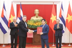 General Secretary of the Communist Party of Vietnam Central Committee To Lam (R, second row) and First Secretary of the Communist Party of Cuba Central Committee and President of Cuba Miguel Díaz-Canel Bermúdez witness exchange of the minutes of the 42nd session of the Vietnam–Cuba Intergovernmental Committee on economic and scientific–technical cooperation. (Photo: VNA)