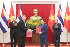 General Secretary of the Communist Party of Vietnam Central Committee To Lam (R, second row) and First Secretary of the Communist Party of Cuba Central Committee and President of Cuba Miguel Díaz-Canel Bermúdez witness exchange of the minutes of the 42nd session of the Vietnam–Cuba Intergovernmental Committee on economic and scientific–technical cooperation. (Photo: VNA)