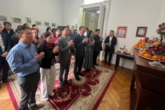 Ambassador Do Duc Thanh (fourth, left), the embassy's staff and representatives of Vietnamese associations in Romania offer incense in tribute to President Ho Chi Minh. (Photo: VNA)
