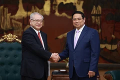 PM Pham Minh Chinh (R) and President of Japan - Vietnam Friendship Association Nishimura Teiichi (Photo: VNA)