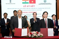 Leaders of the provincial Investment, Trade and Tourism Promotion Centre and the Indian Business Chamber in Hanoi signed a Memorandum of Understanding on cooperation in developing investment, trade and tourism in the coming time.(Photo: VNA)